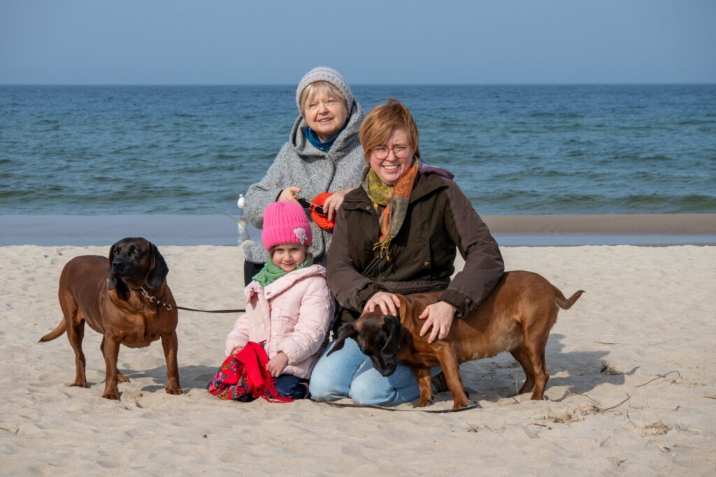 Gastgeberfamilie Strauß am Strand von Wolin mit zwei Hunden.
